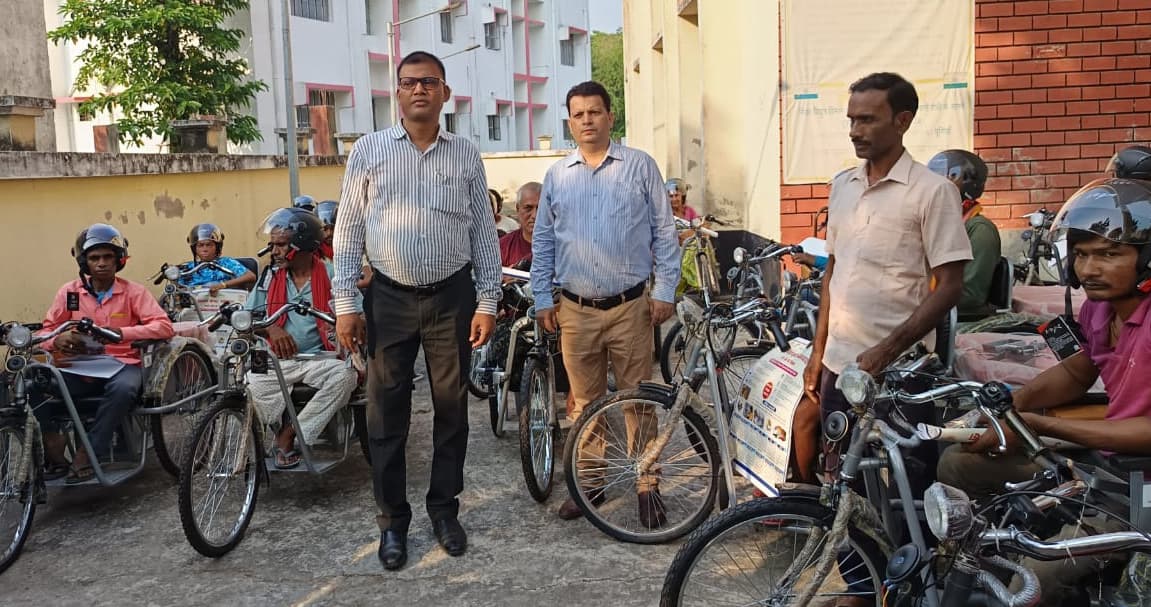 दिव्यांगों के बीच ई -ट्राइसाइकिल का वितरण