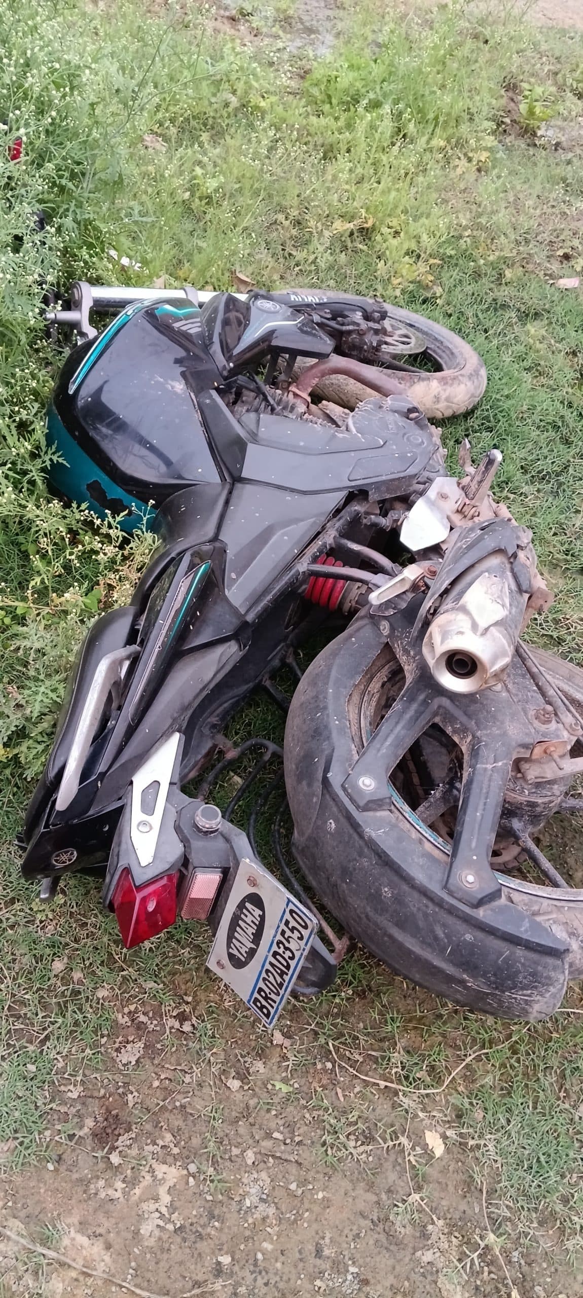 इ-रिक्शा व बाइक में हुई टक्कर, दो लोग जख्मी