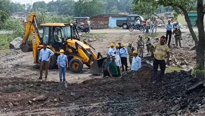 Dhanbad News : कोल अधिकारियों पर हमले के बाद प्रबंधन ने दो अवैध खदानों की करायी भराई
