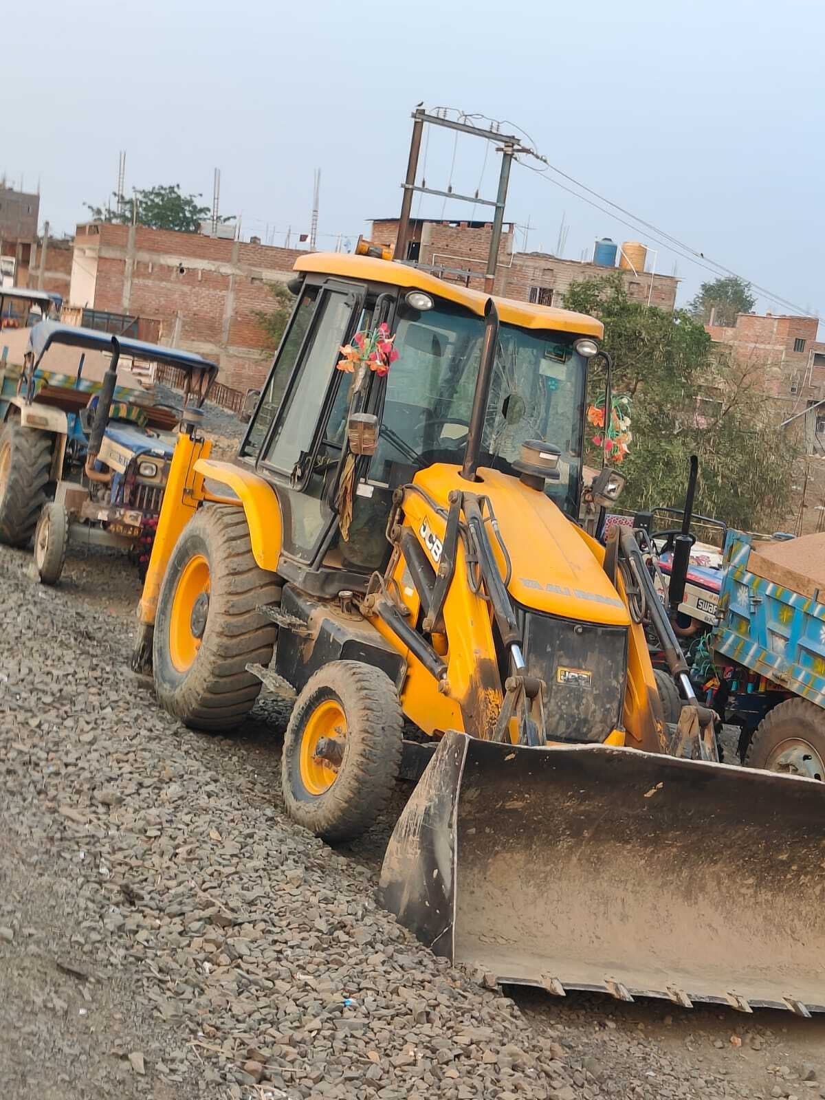 अवैध मिट्टी उत्खनन पर प्रशासन ने की करवाई, जेसीबी व ट्रैक्टर जब्त