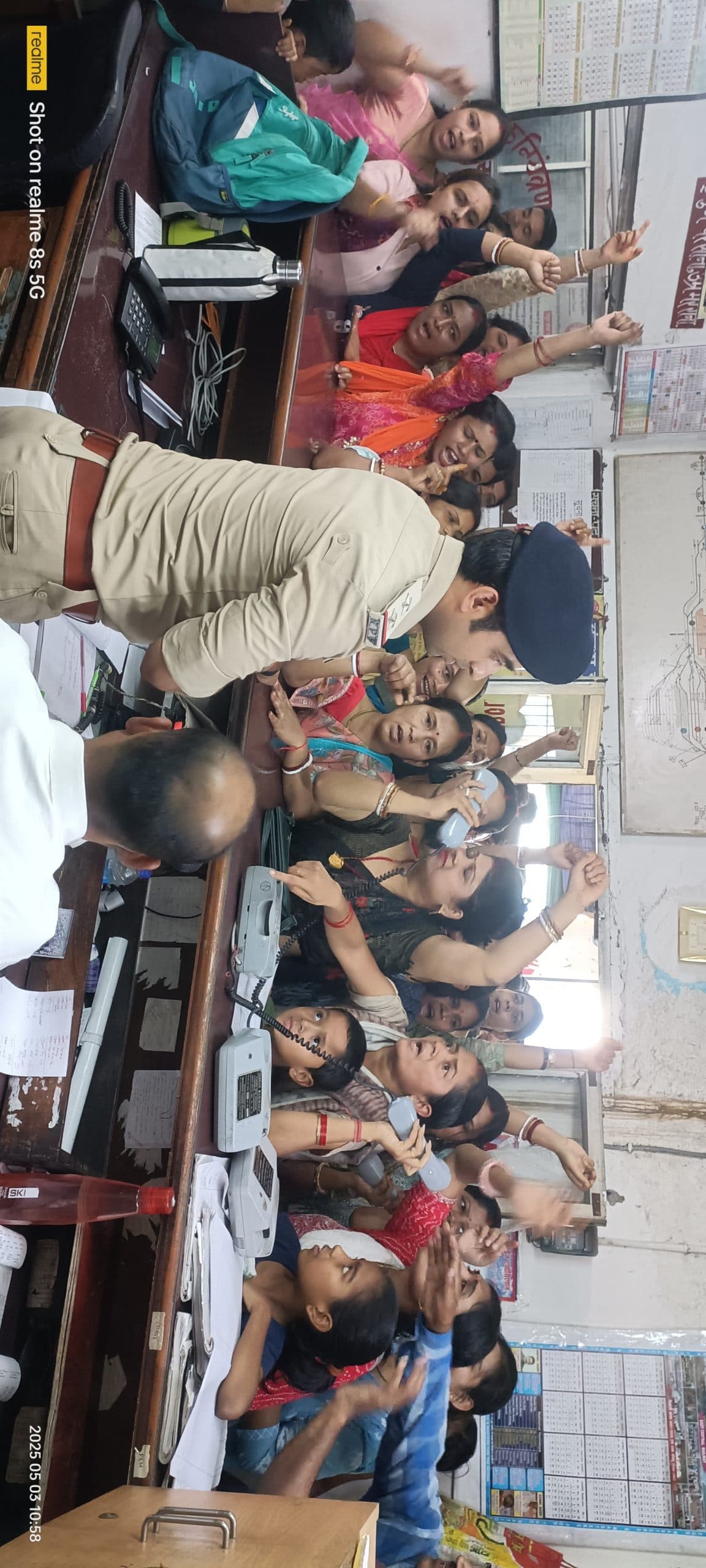 Dhanbad News : गोमो के लोको पायलट के तबादले के खिलाफ रनिंग स्टाफ की पत्नियों ने किया हंगामा