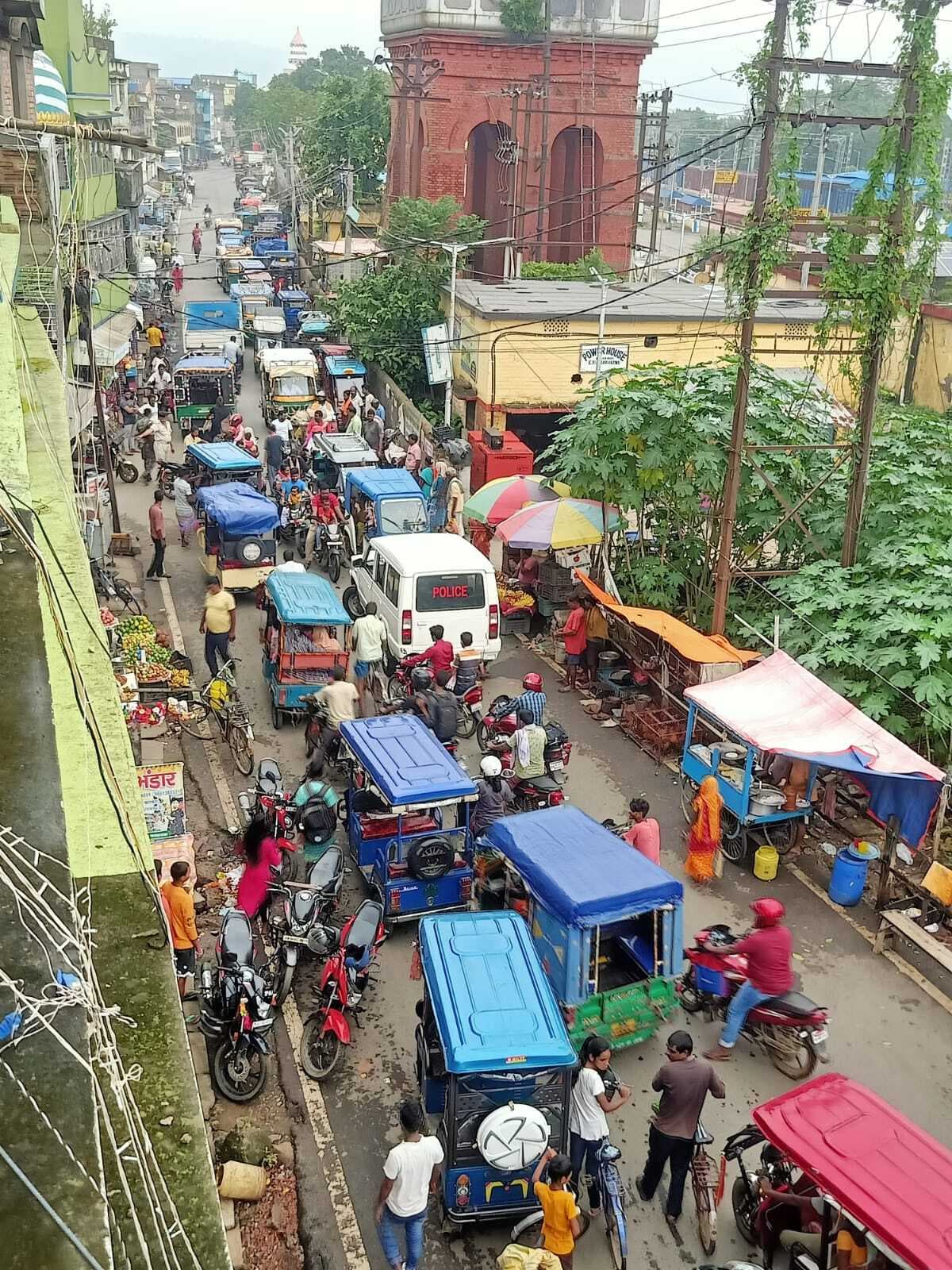 बरहरवावासी कूड़े-कचरे की समस्या से हैं परेशान, जाम से भी जीना दुश्वार