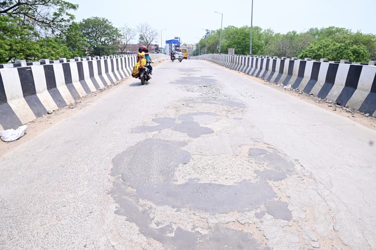 Deoghar News : सत्संग आरओबी की मरम्मत का काम अधूरा, गड्ढों से दुर्घटना की संभावना