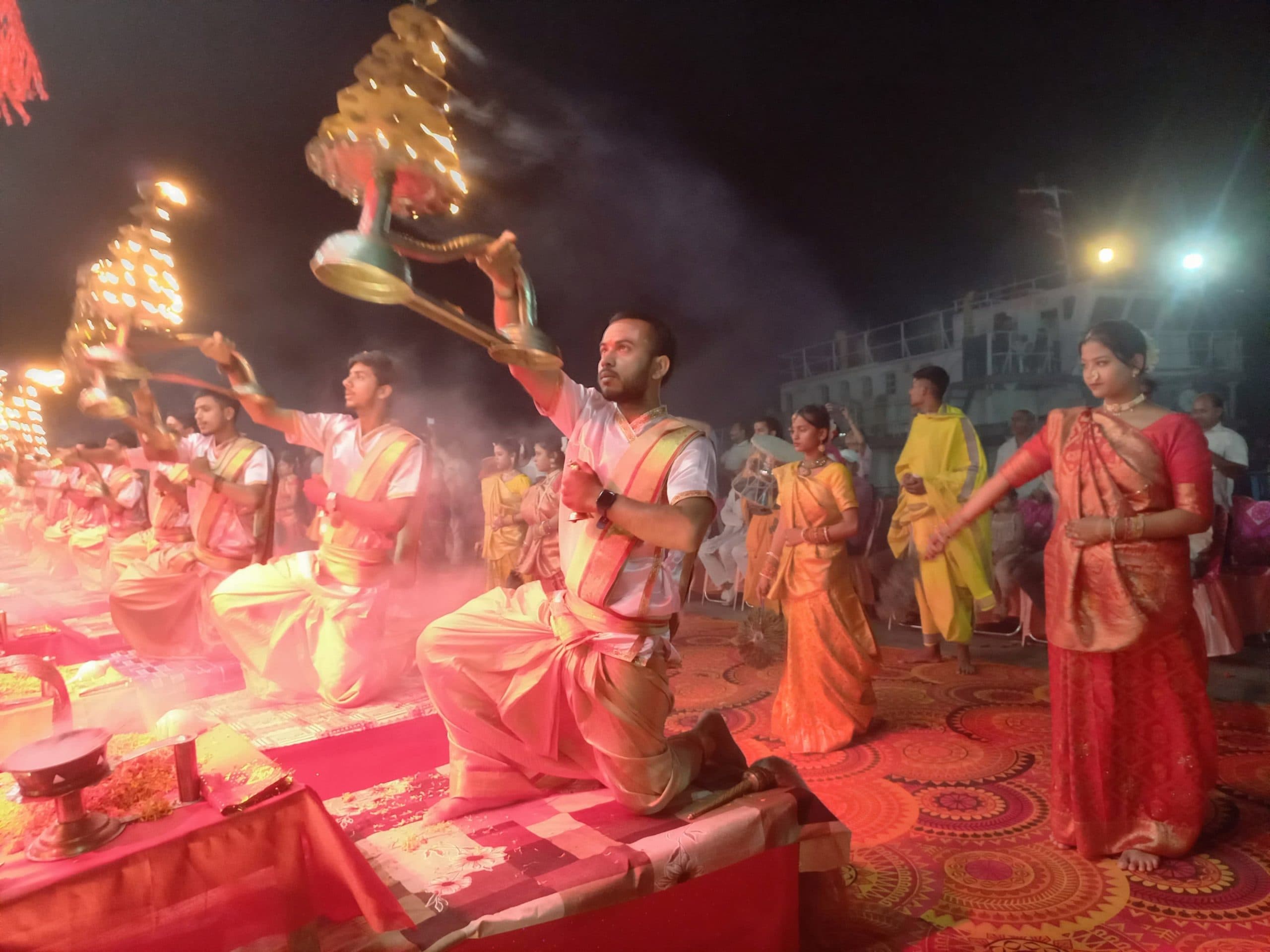 मनिहारी गंगा घाट पर भव्य गंगा आरती का आयोजन