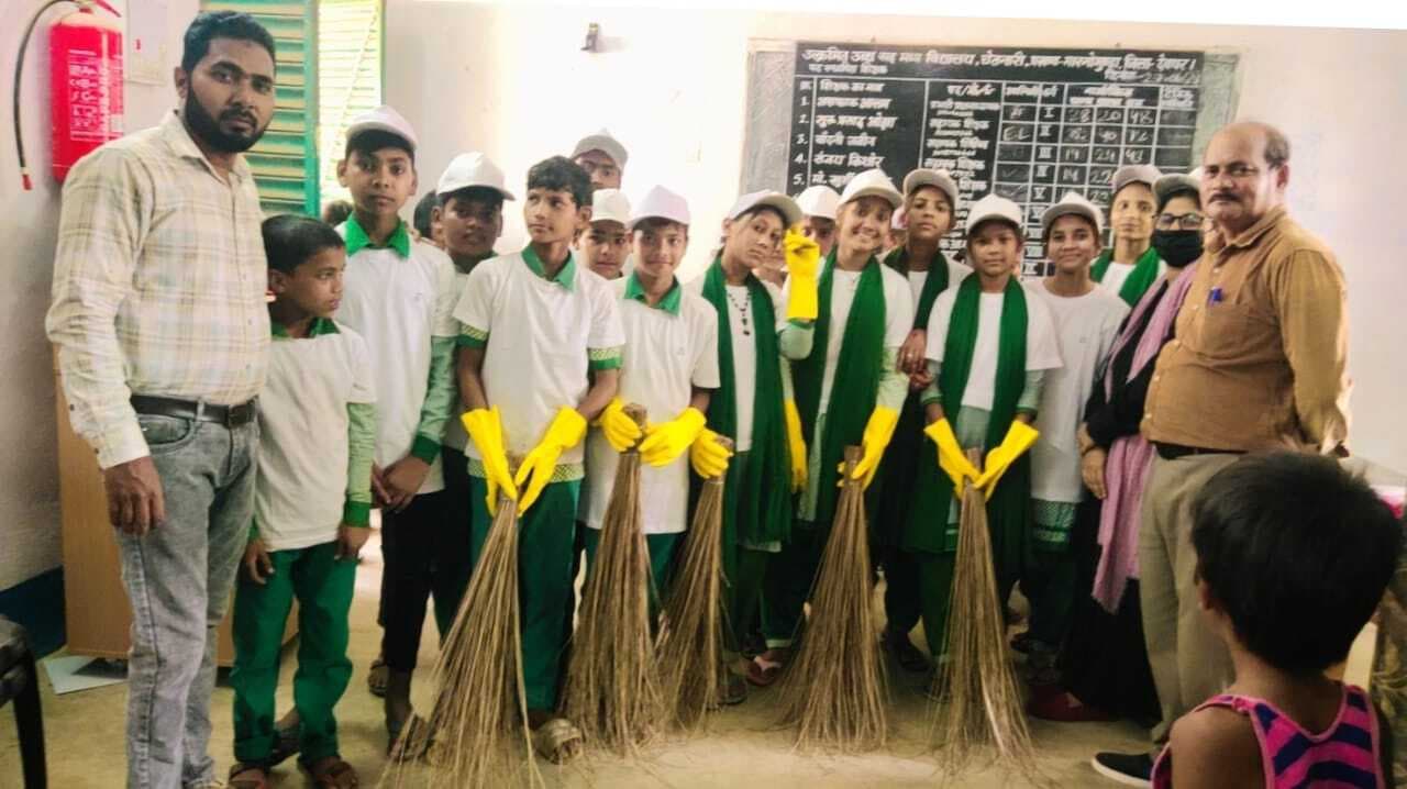 विद्यार्थियों ने झाड़ू लगाकर दिया स्वच्छता का संदेश