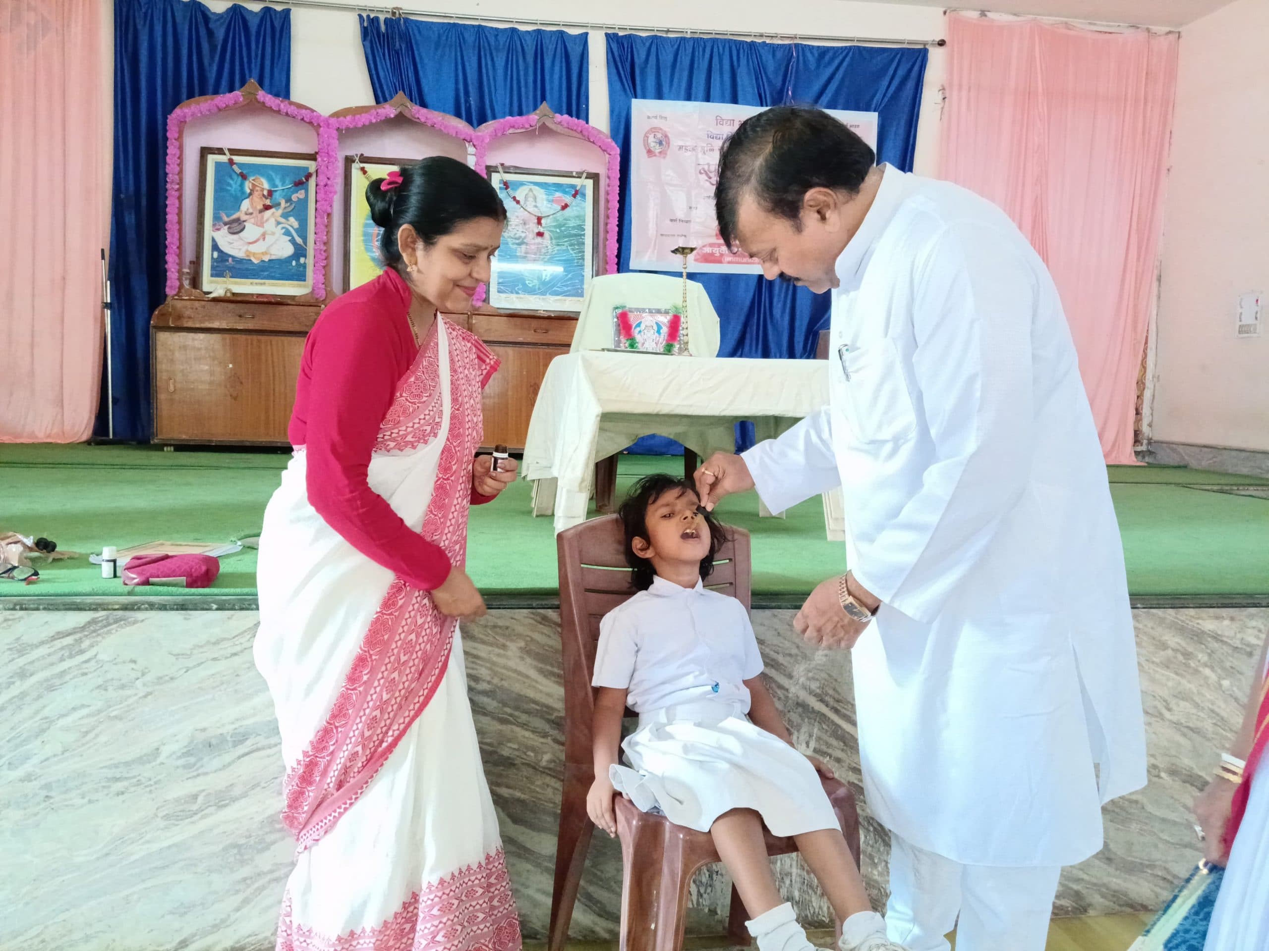 बच्चों को पिलायी गयी स्वर्ण प्राशन की खुराक