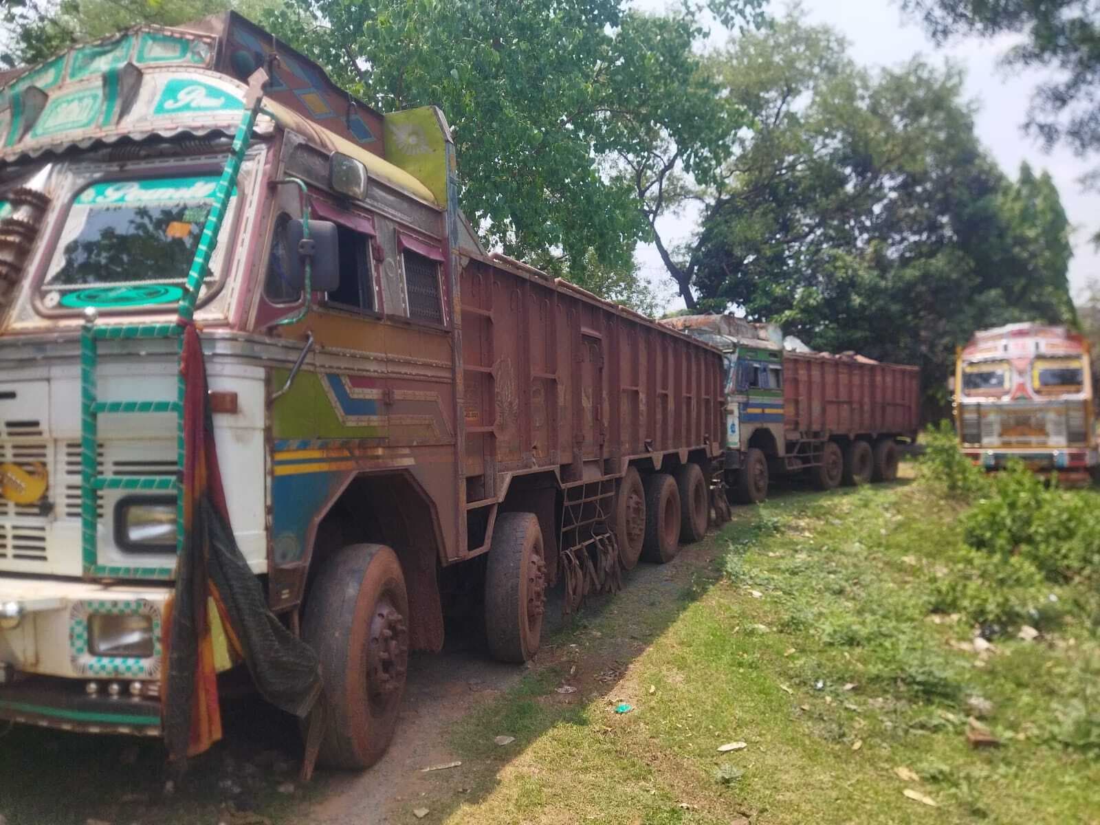 West Singhbhum News : स्लैग लदे छह ट्रक पकड़कर पुलिस को सौंपा, चालक हिरासत में