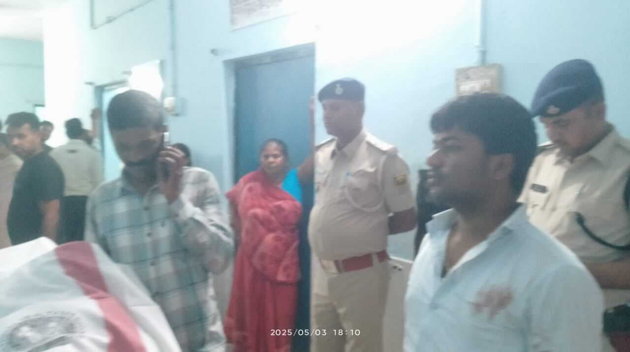 बाइक सवार महिला की बाली झपटमार ने छीना, सड़क पर गिरकर महिला की मौत