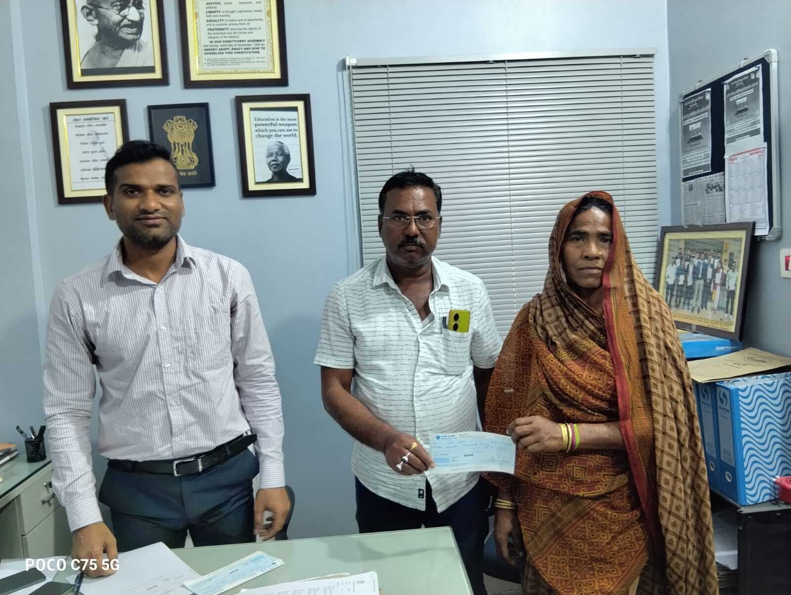 Madhubani News : सीओ ने चार अग्नि पीड़ित परिवारों को दी सहायता राशि