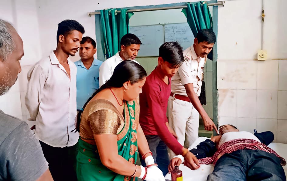 Saran News : बोलेरो की ठोकर से बाइक सवार युवक घायल