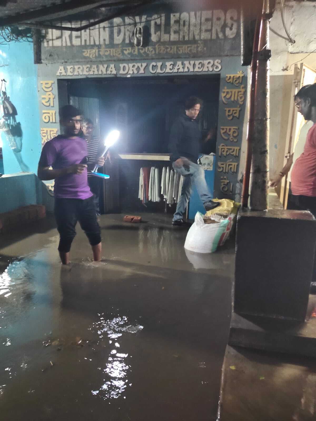 Dhanbad News: झरिया में बारिश से जनजीवन अस्त-व्यस्त, घरों व दुकानों में घुसा पानी, ब्लैक आउट