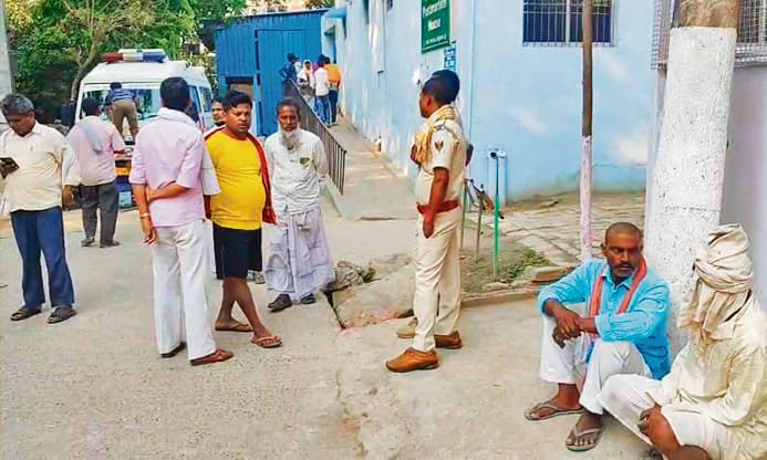 अज्ञात वाहन की ठोकर से इ-रिक्शा पलटी, भांजा की मौत, मामा जख्मी