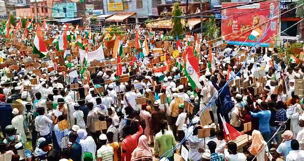 वक्फ संशोधन कानून के विरोध में ने निकाली रैली