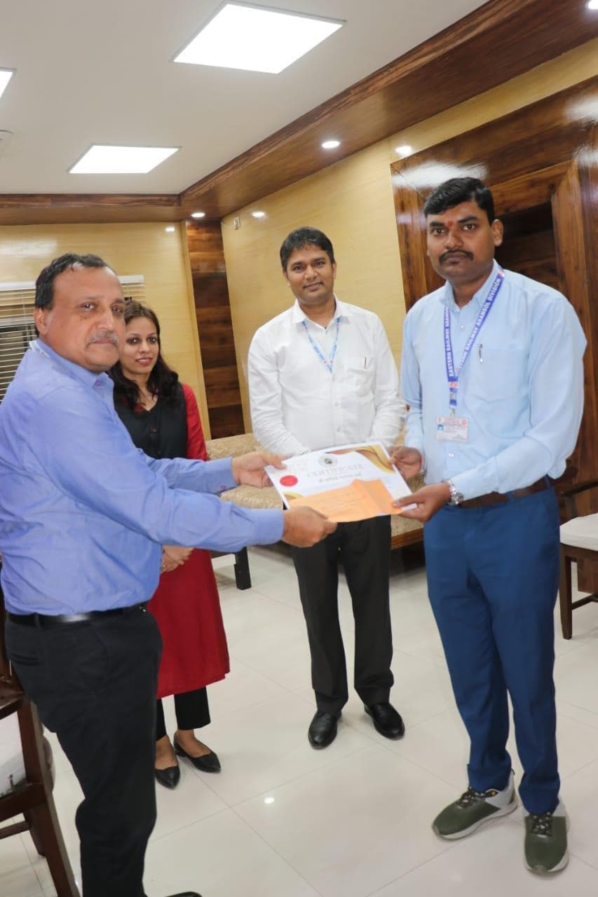 Deoghar news : रेलवे ने दो रेल कर्मियों को गौरव मंडल पुरस्कार से किया सम्मानित