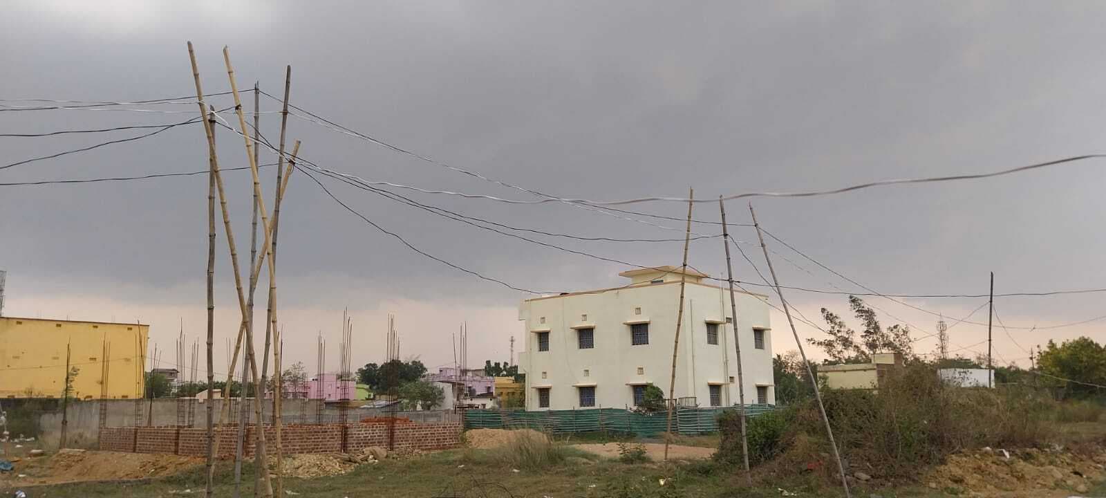 Seraikela News : सड़क किनारे मौत की बिछी लाइनें, बांस पर टिके बिजली के तार