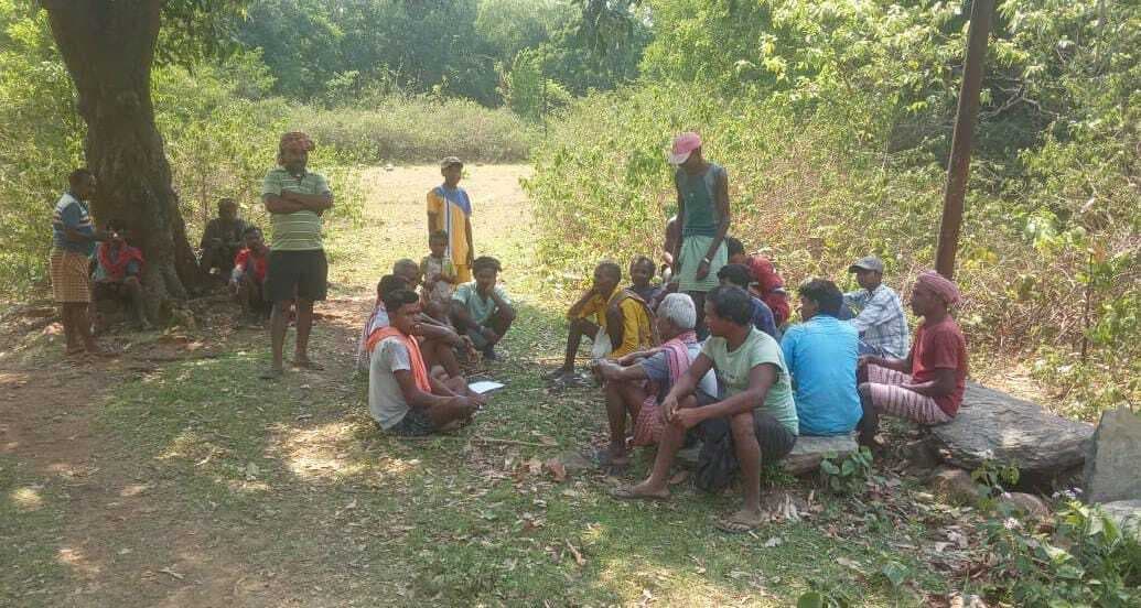 Seraikela News : पहले गांव में सड़क, पानी व बिजली की हो व्यवस्था