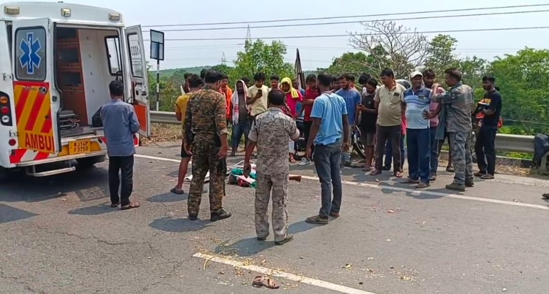 Seraikela News : वाहन की चपेट में आने से बाइक सवार युवती की मौत