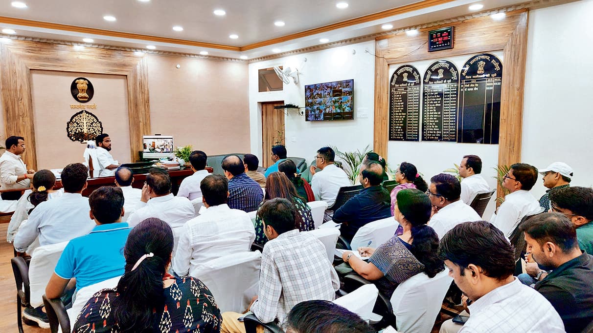 hajipur news. जिले में चल रहे तीन महत्वपूर्ण कार्यक्रमों के प्रगति की डीएम ने की समीक्षा