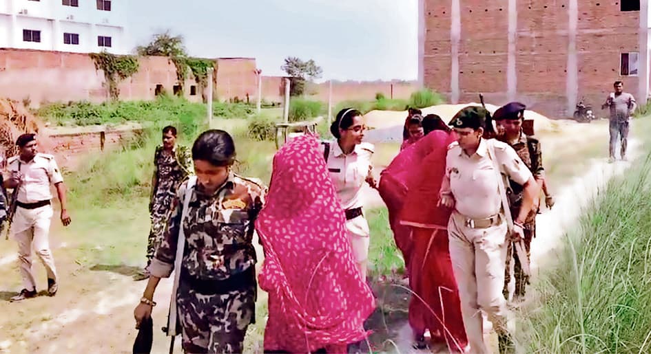 hajipur news. देह व्यपार में संलिप्त 14 लड़कियां हिरासत में, चार होटल संचालक व नौ ग्राहक धराये