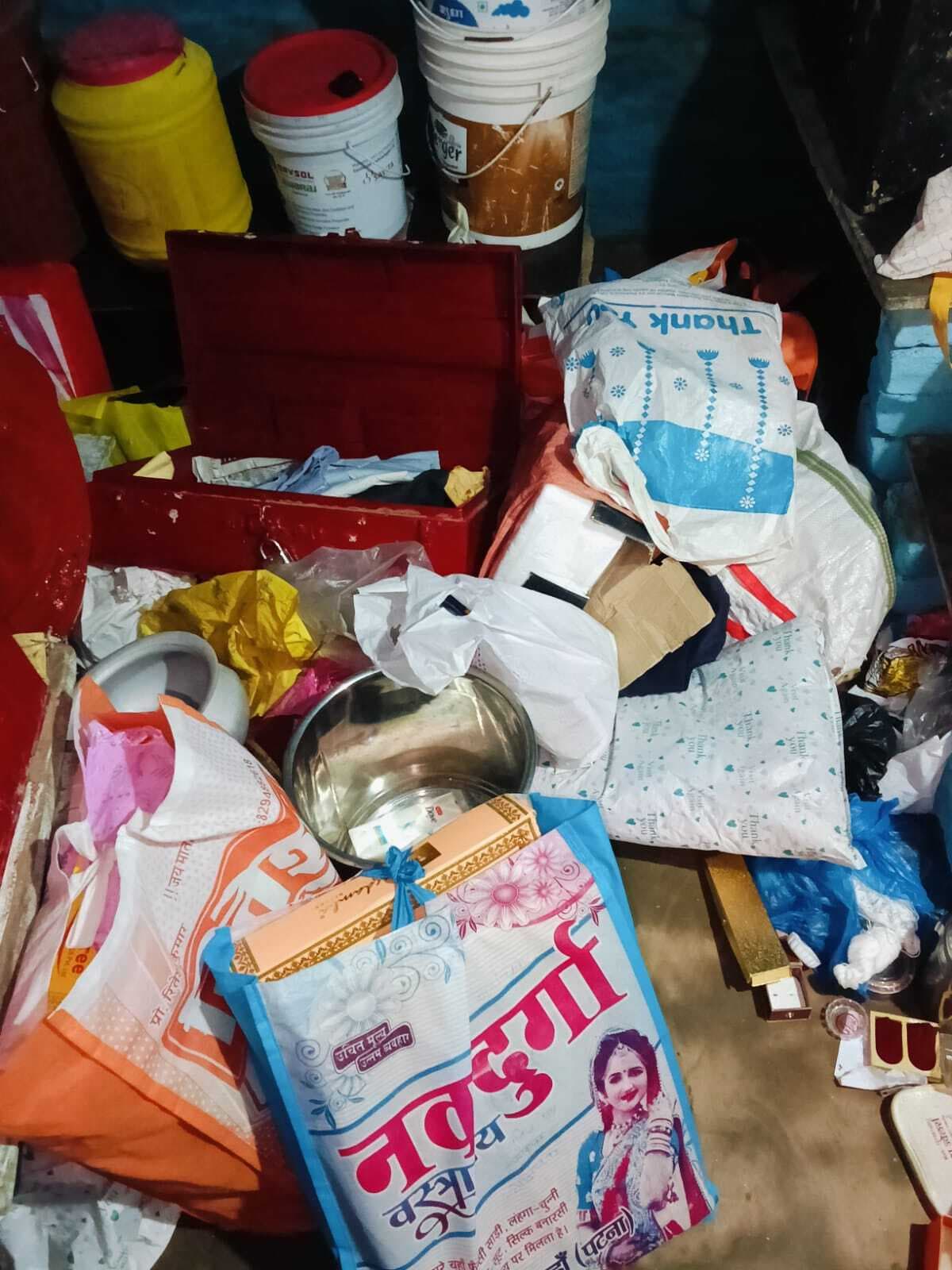 चार लाख के गहने और नकद की चोरी