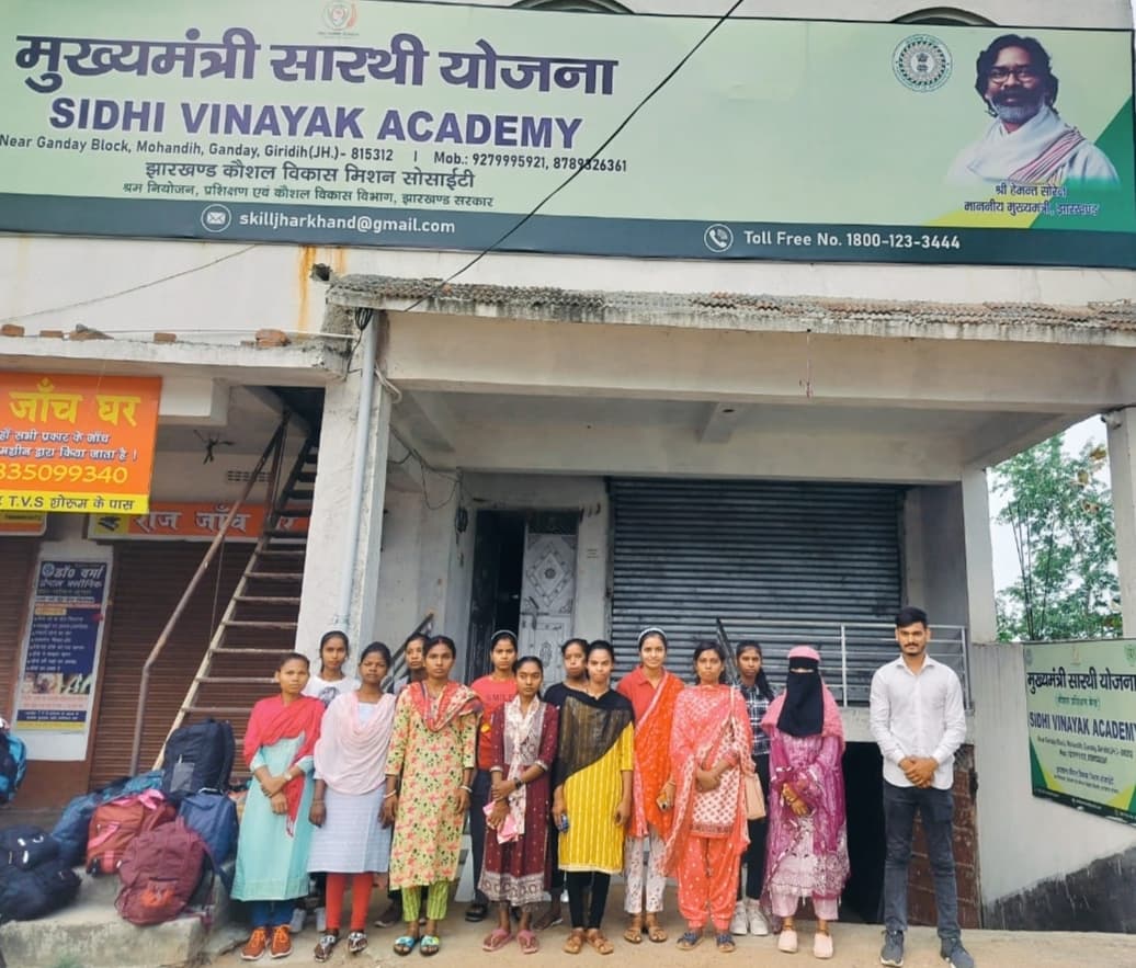 Giridih News: 16 युवतियों को मिला रोजगार, गयीं त्रिपुरा