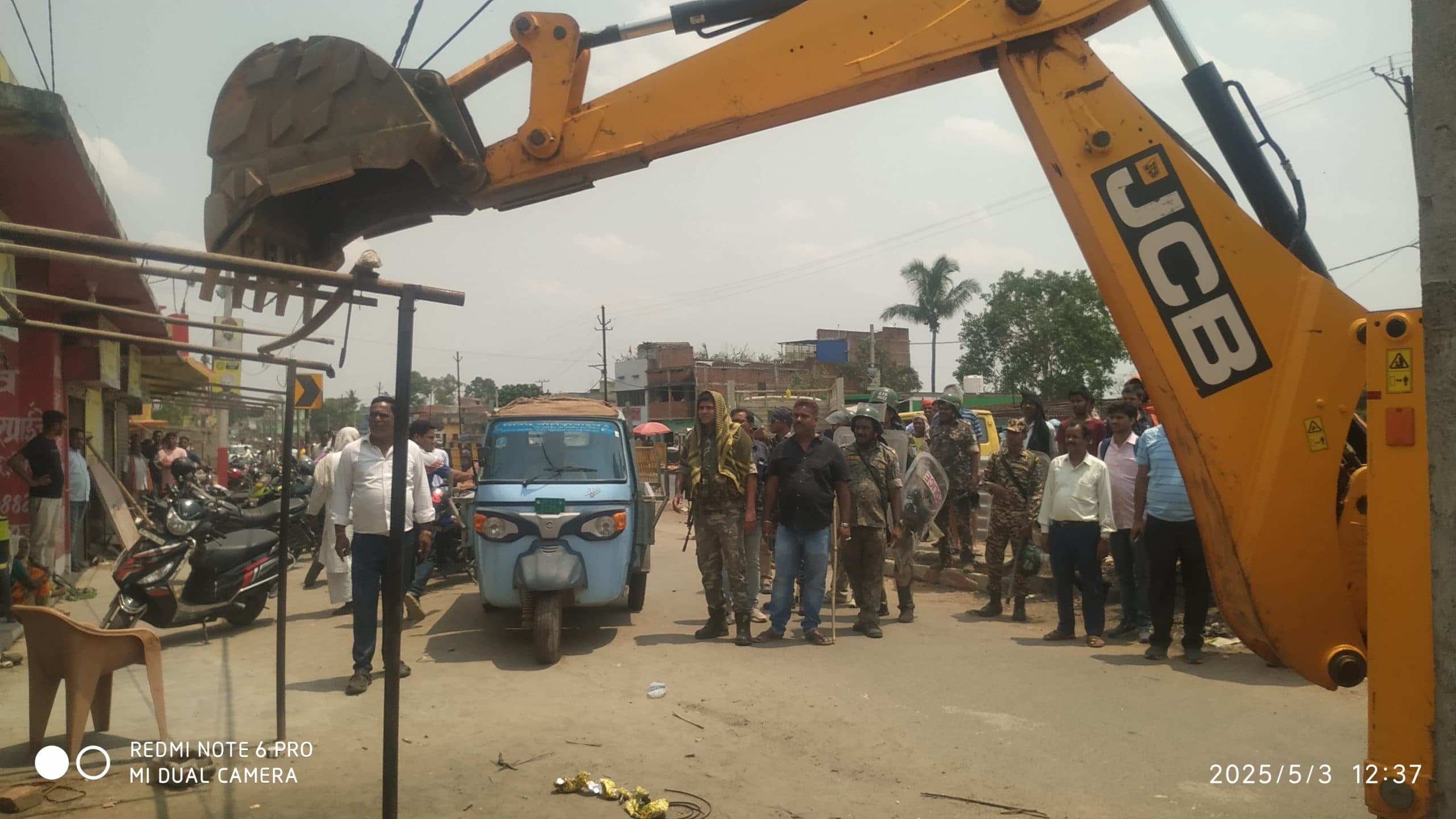 Giridih News :बेंगाबाद में अतिक्रमण के खिलाफ दूसरे दिन भी जारी रही कार्रवाई