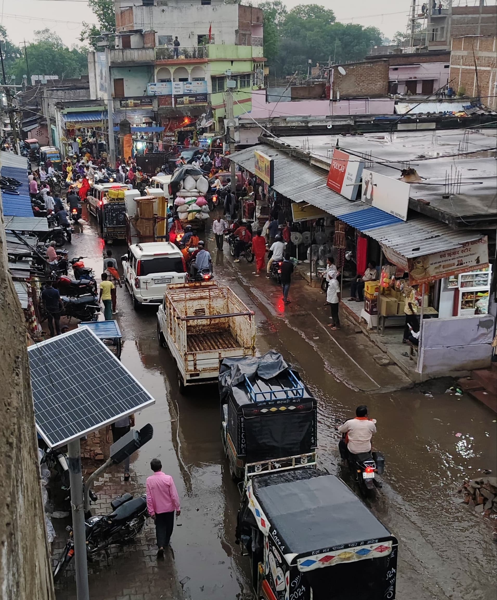 Giridih News :बेंगाबाद चौक पर महाजाम, एंबुलेंस भी फंसी