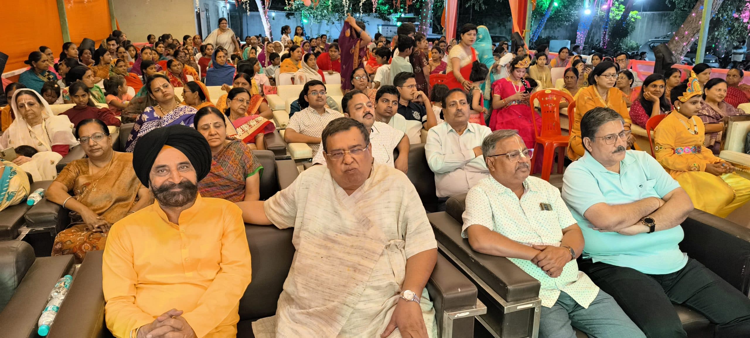 Giridih News: भागवत कथा सुनने उमड़ी श्रद्धालुओं की भीड़