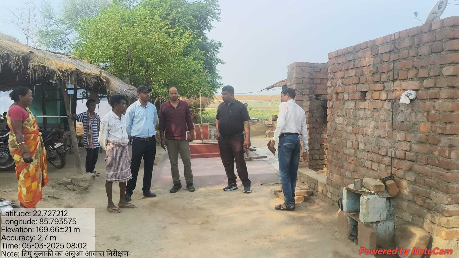 Seraikela News : खरसावां : बीडीओ ने किया स्कूल, आंगनबाड़ी व योजनाओं का निरीक्षण