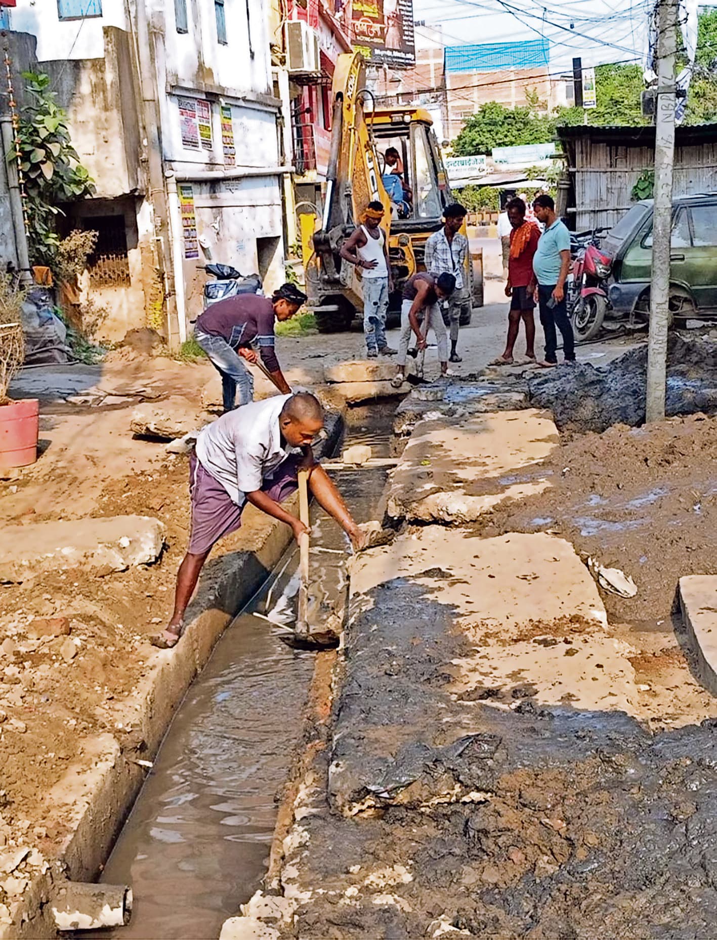 hajipur news. बरसात से पूर्व नगर परिषद युद्धस्तर पर करा रहा नाले की सफाई, लोगों को जलजमाव से मिलेगी निजात