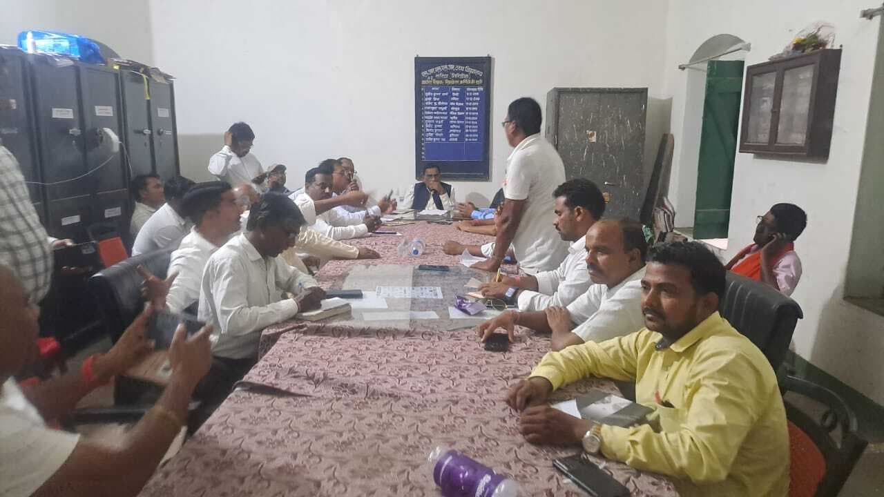 Giridih News :विधायक ने की विद्युत विभाग के अधिकारियों के साथ बैठक