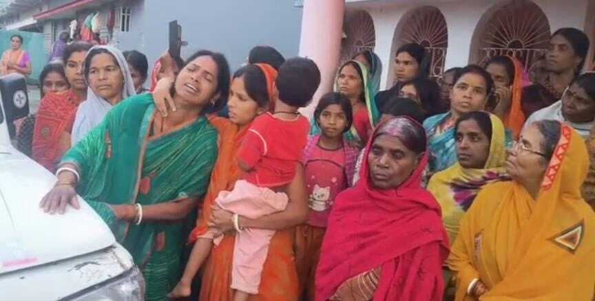 Giridih News :गुजरात से पहुंचा मजदूर का शव, मुआवजे की मांग को ले ग्रामीणों ने एंबुलेंस को कब्जे में लिया