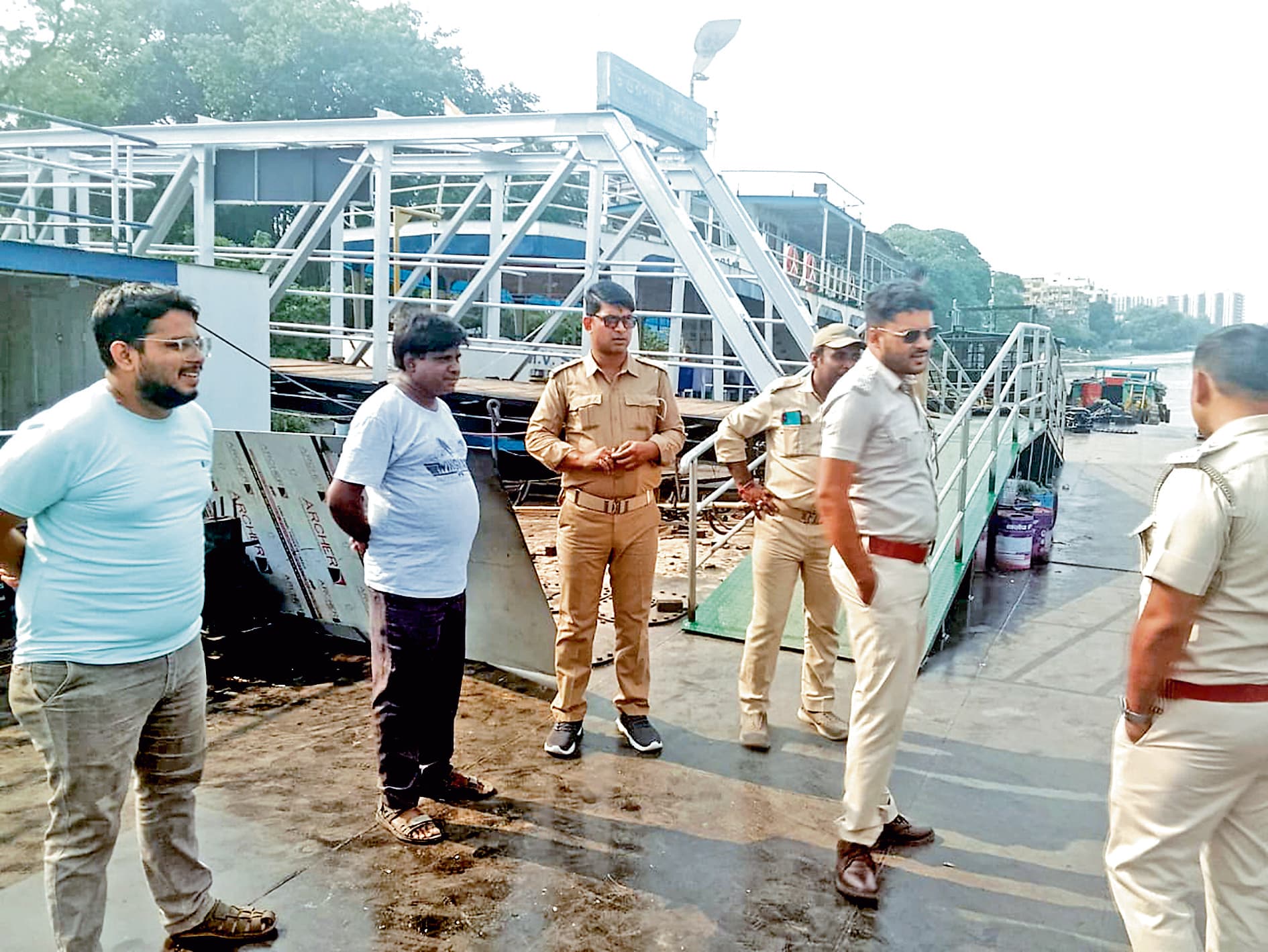 फेरीघाट पर यात्रियों की सुरक्षा व सुविधाओं के लिए चला अभियान