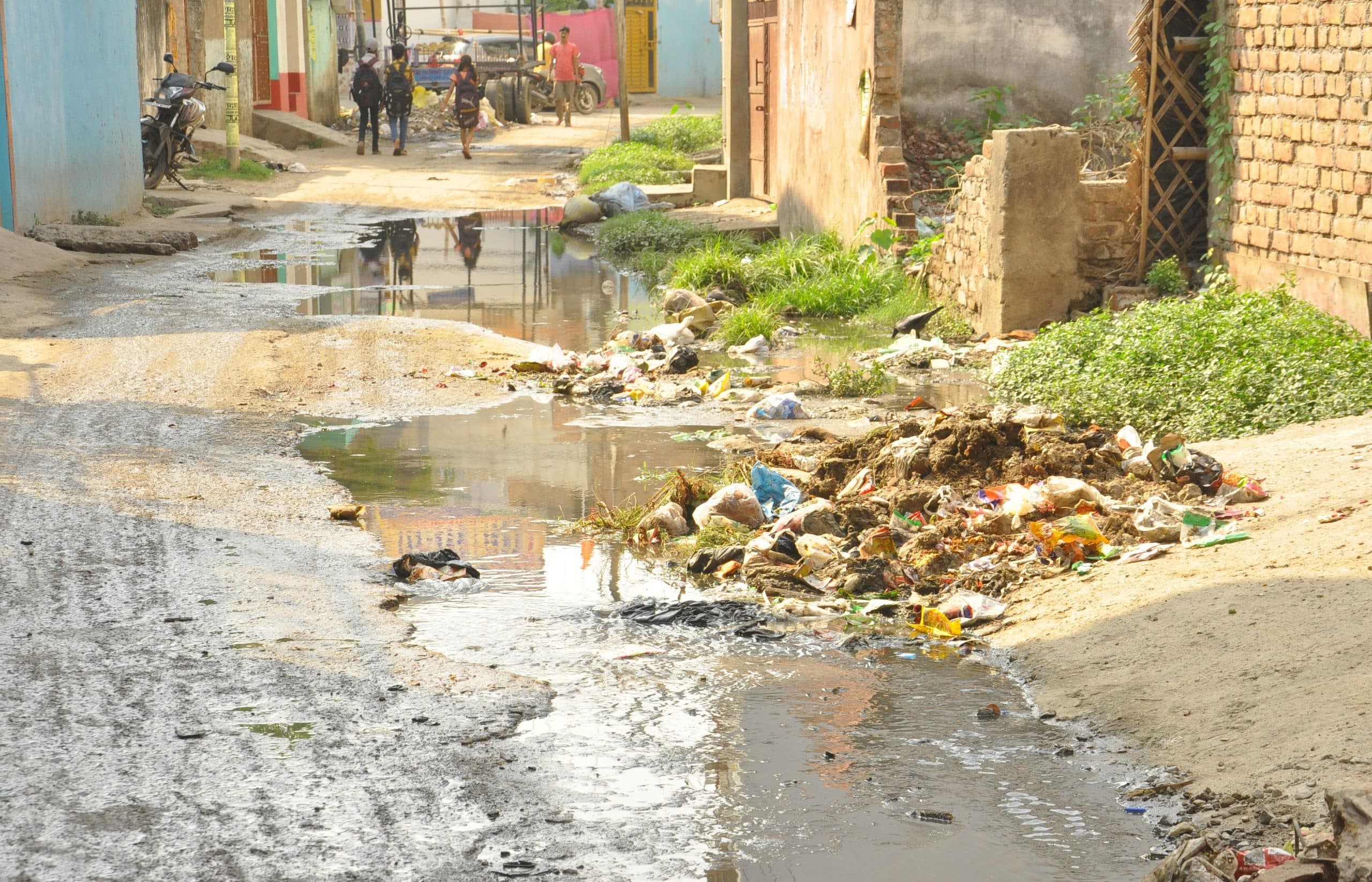 Bhagalpur News: पटरी पार करते ही बदल जाती है दक्षिणी क्षेत्र की दुनिया, बदहाली का रह गया पर्याय