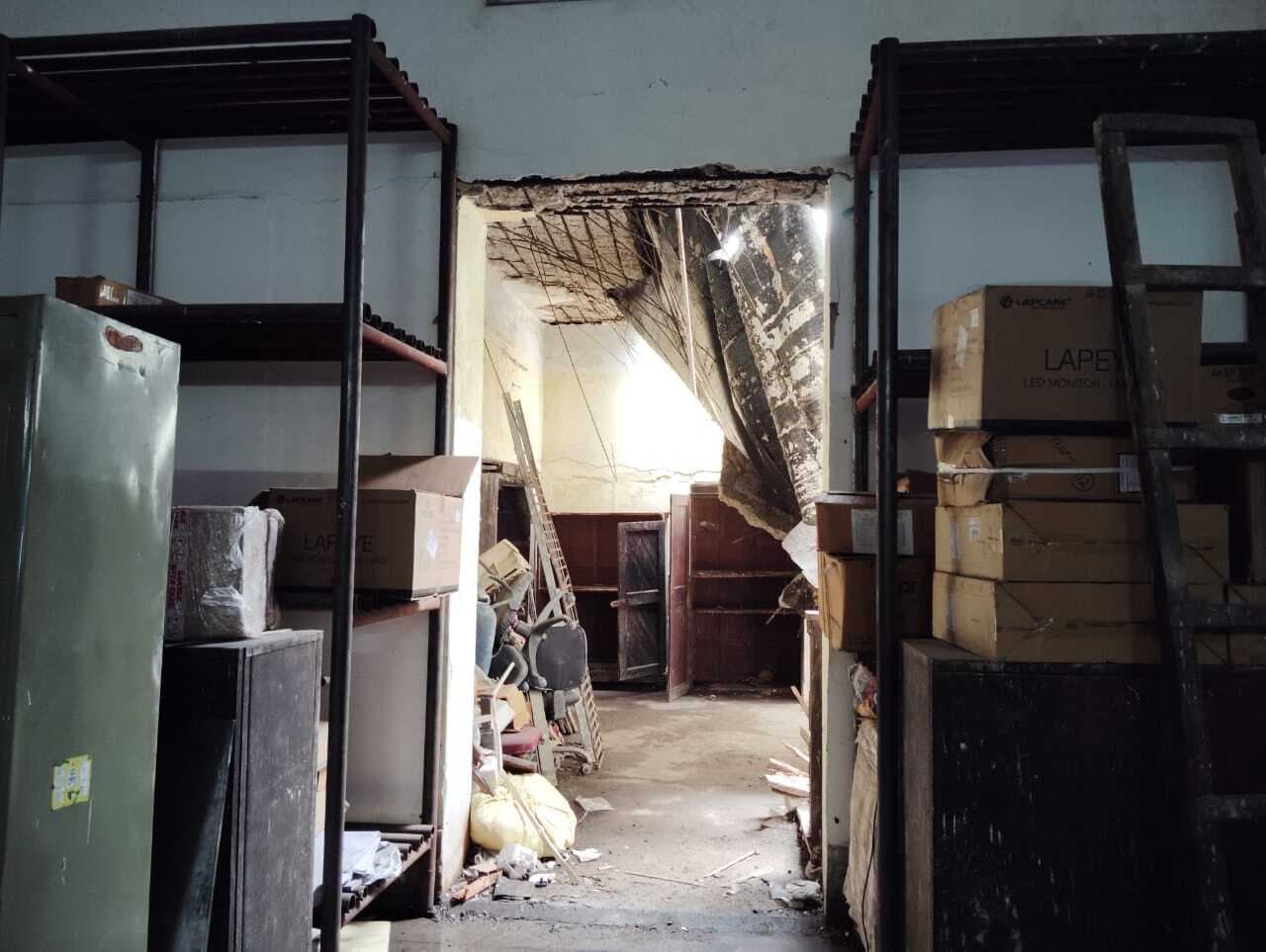 Dhanbad News : टूट कर गिर रही छत, डर के साये में काम कर रहे हैं रेलकर्मी