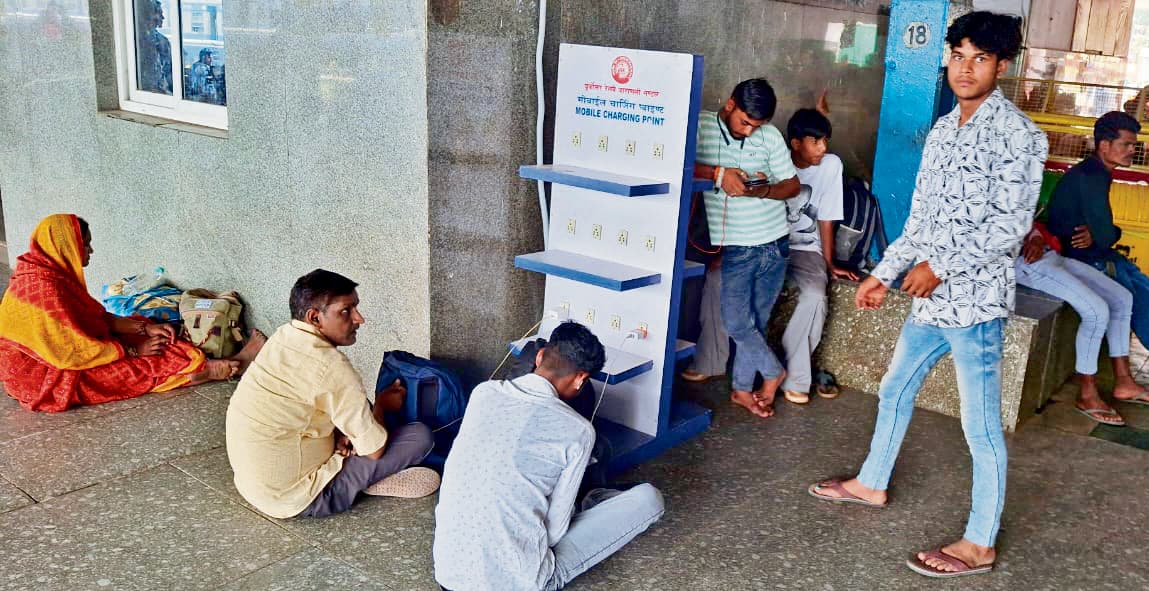 Saran News : जंक्शन पर यात्रियों के लिए चार्जिंग पॉइंट की सुविधा