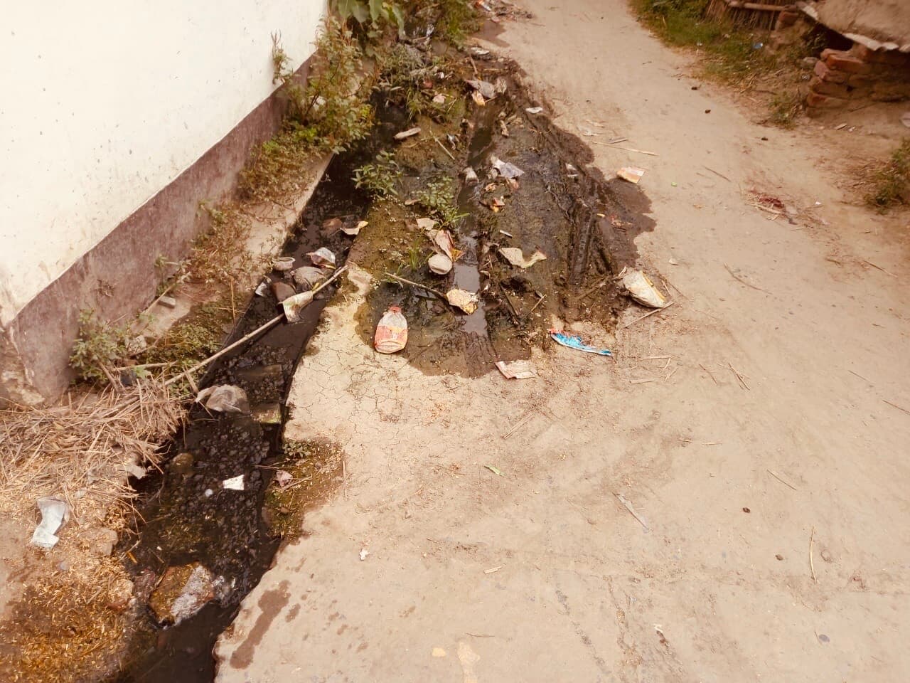 नाला क्षतिग्रस्त होने से ग्रामीण परेशान, प्रशासन से निर्माण की कर रहे मांग