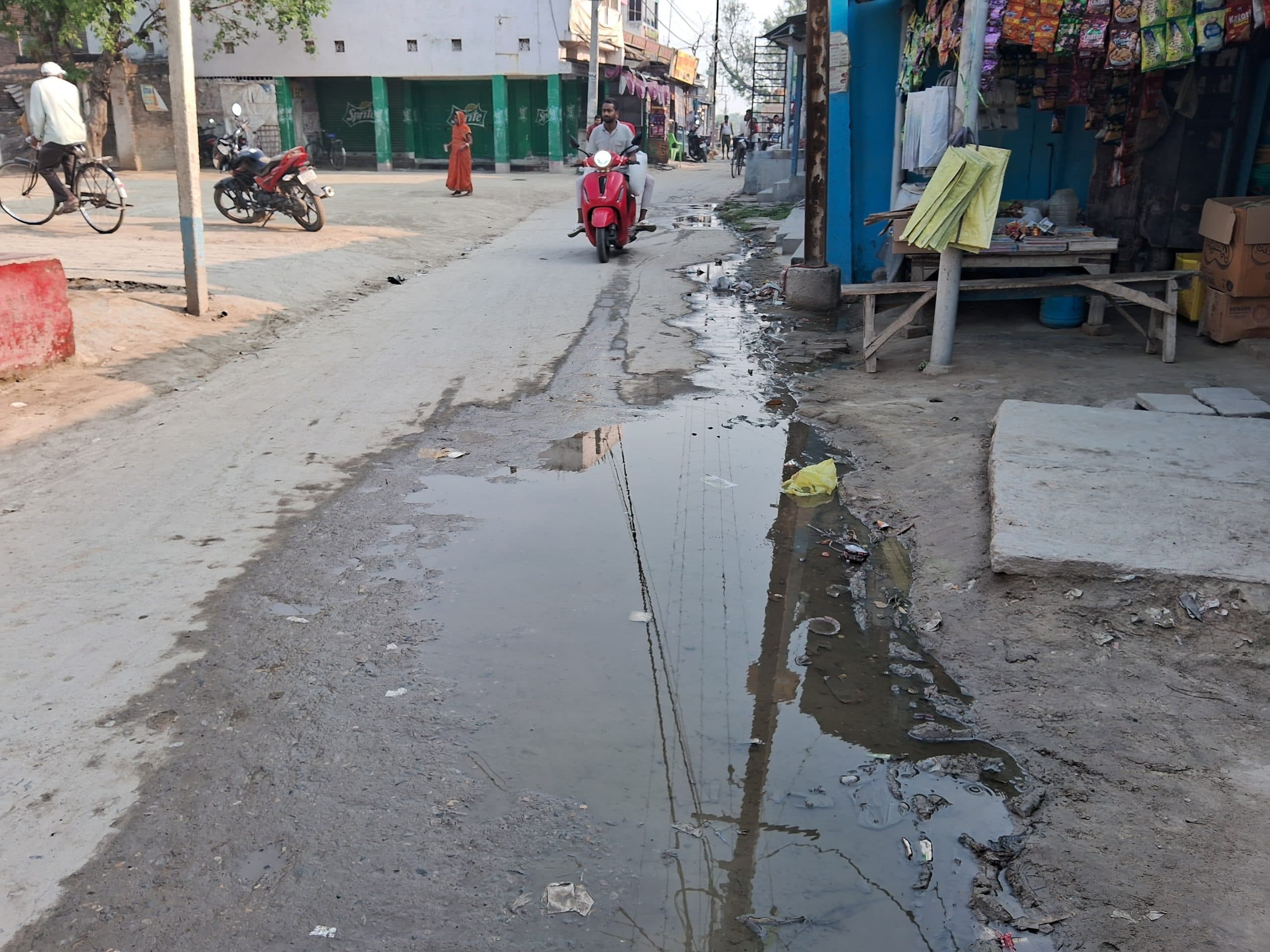 hajipur news. पाइप में लीकेज से सड़क पर बह रहा पानी