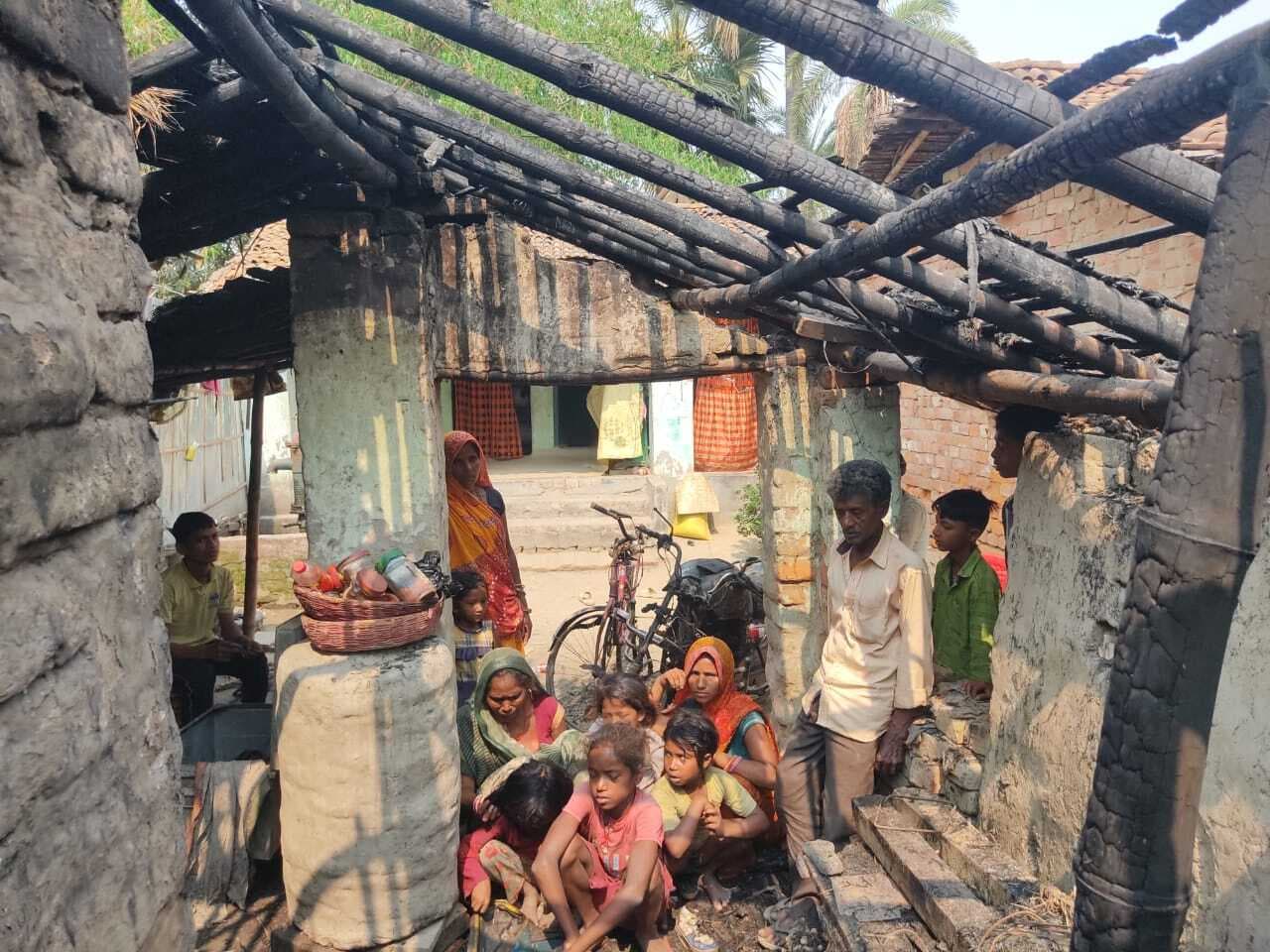 दो घरों में आग लगने से हजारों रुपये की संपत्ति का हुआ नुकसान