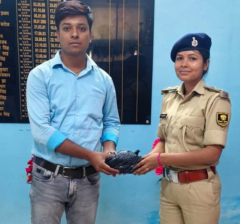 कोढ़ा पुलिस ने जुराबगंज से लूटी गयी दो लाख बरामद कर बेतिया पुलिस को सौंपा