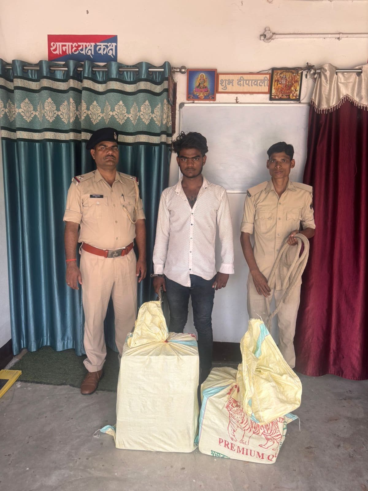 बलिया बेलौन पुलिस ने विदेशी शराब के साथ तस्कर को किया गिरफ्तार