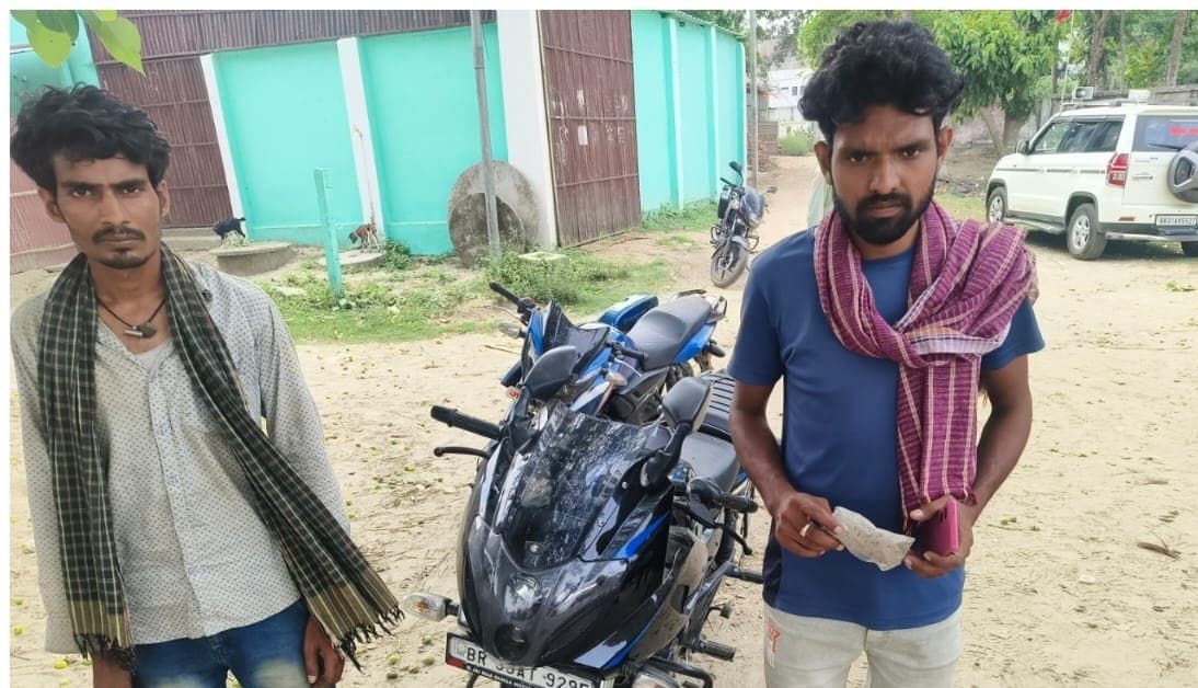 कोढ़ा पुलिस ने 50 ग्राम स्मैक के साथ दो तस्करों को किया गिरफ्तार, बाइक जब्त