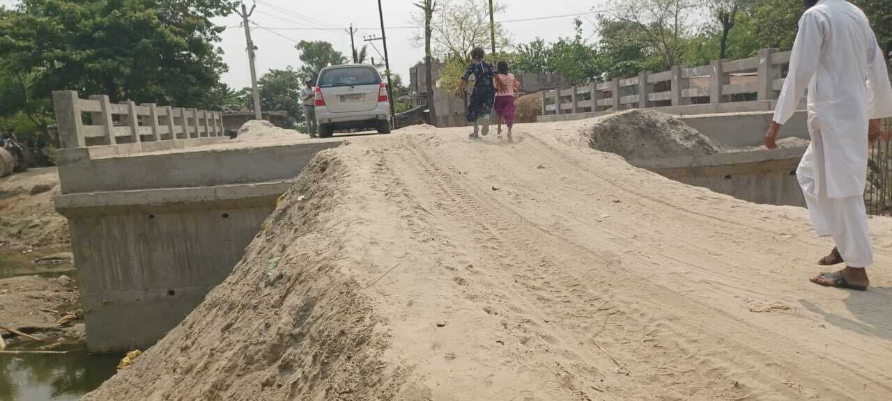 उपशाखा नहर में बने पुल के दोनों ओर नहीं डाली गयी मिट्टी, दुर्घटना की आशंका