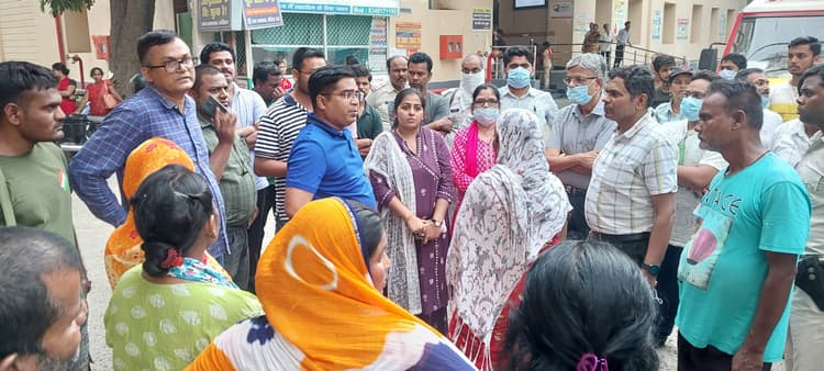 सदर अस्पताल में जीविका के सफाई कार्य करने से सफाई कर्मियों ने दूसरे दिन भी किया हंगामा