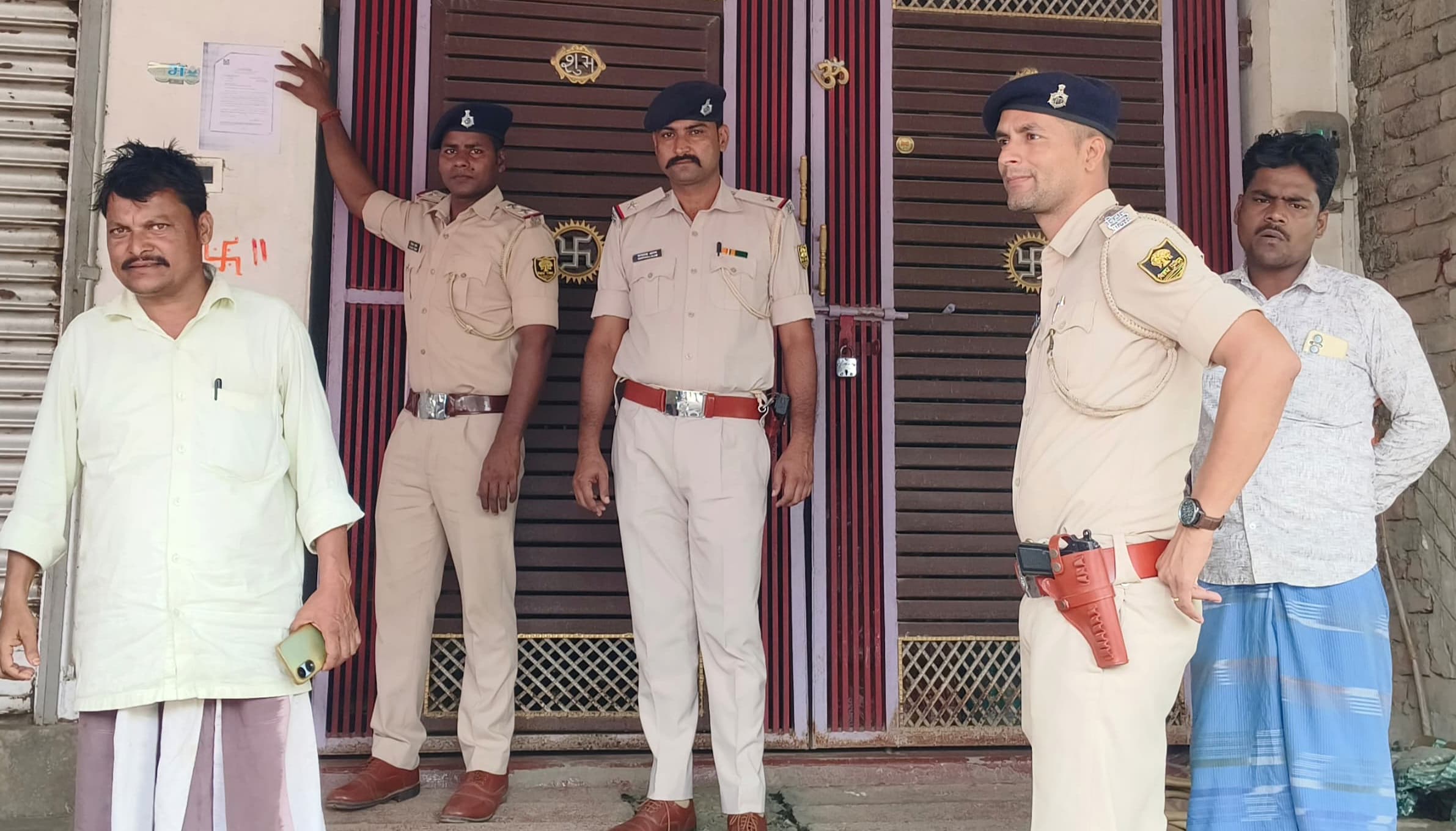 आरोपित के घर पुलिस ने चिपकाया इश्तेहार