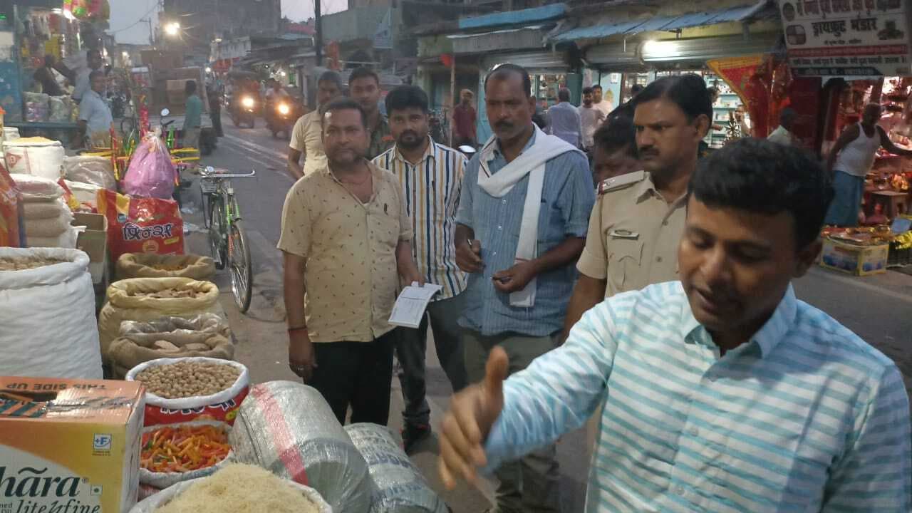 सड़क पर अवैध कब्जा करने वाले दुकानदार व वाहन चालकों से वसूला गया जुर्मना