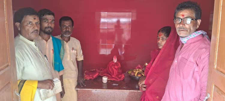 वैदिक मंत्रोच्चार के साथ नवनिर्मित मंदिर में माता पार्वती की प्रतिमा स्थापित