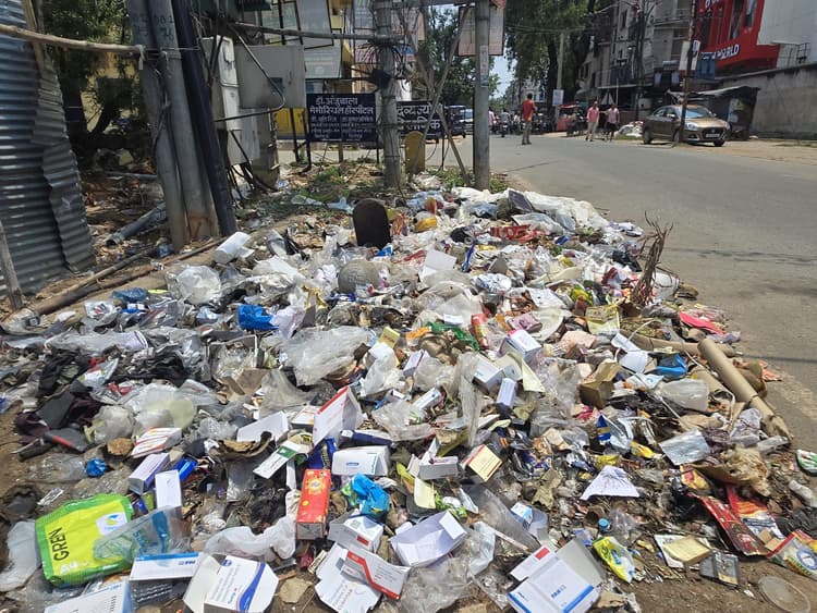 Deoghar News : सड़क किनारे फेंके जाने वाले मेडिकल कचरे पर निगम की नजर, नोटिस, जांच और जुर्माने की तैयारी