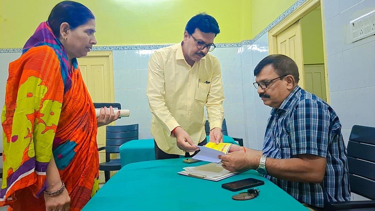 निशुल्क मधुमेह, उच्च रक्तचाप एवं नेत्र जांच शिविर में लोगों की हुई जांच