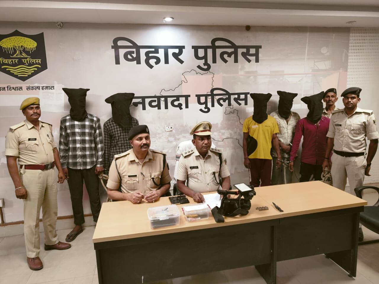 लूट के समान के साथ पांच लुटेरे गिरफ्तार